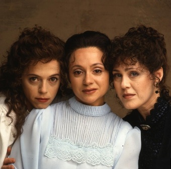 שלוש אחיות